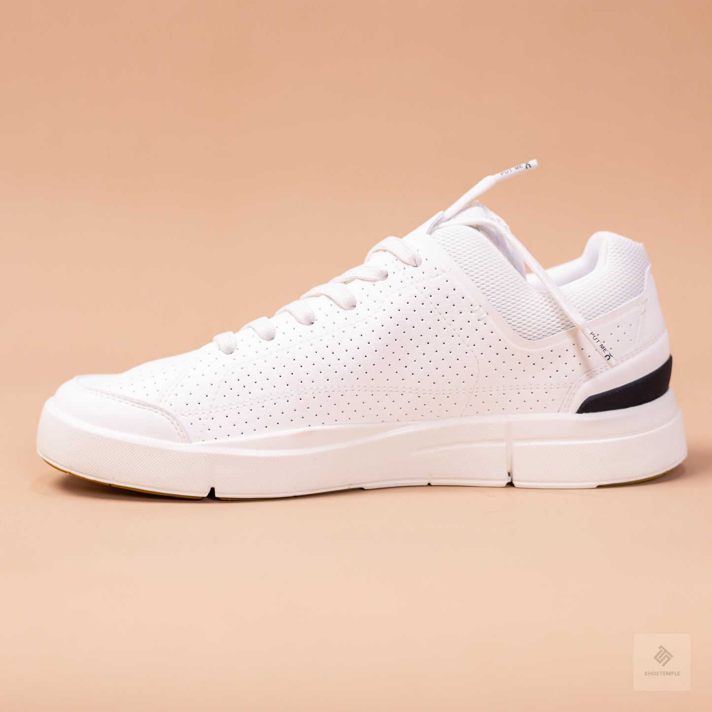 On The Roger Centre Court Low Top Sneakers