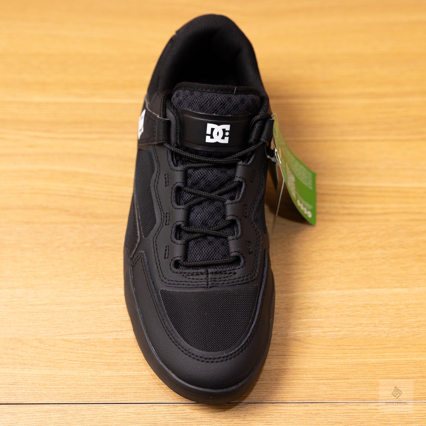 DC Metric Trainers All Black