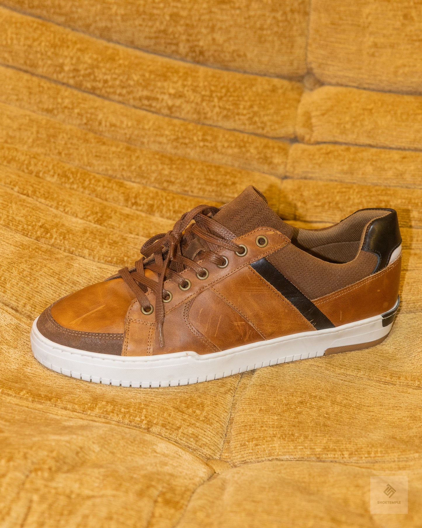 Apostle Java sneakers in tan/black