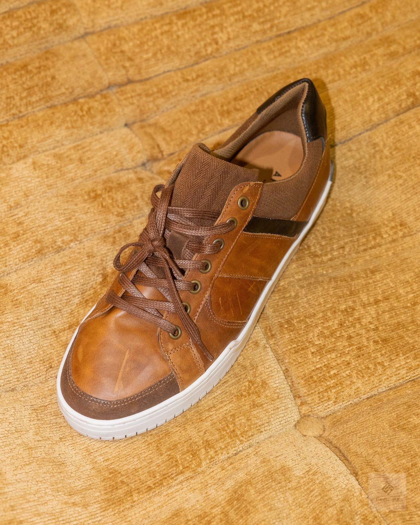 Apostle Java sneakers in tan/black