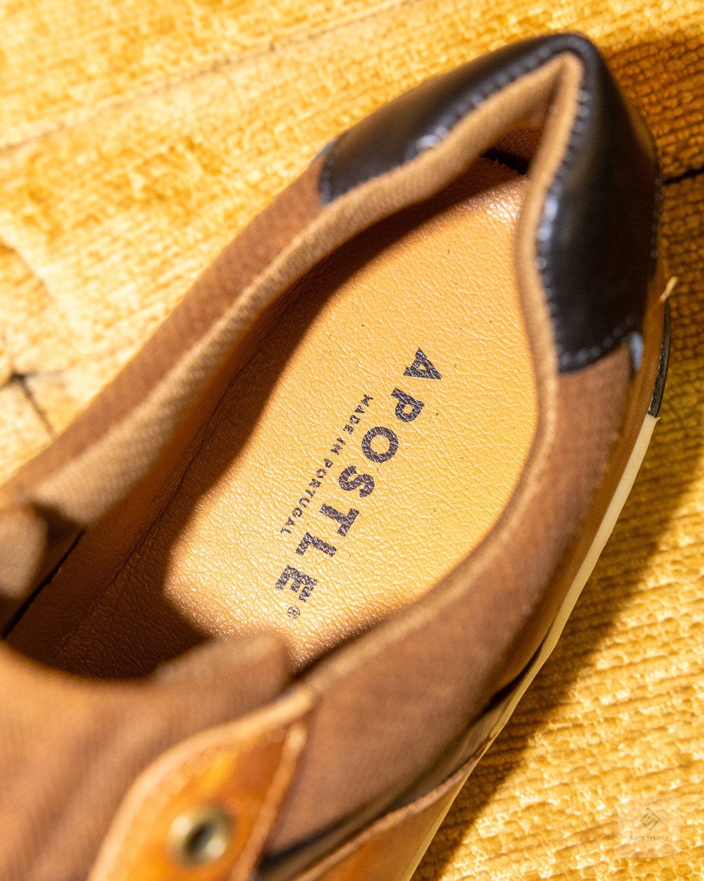 Apostle Java sneakers in tan/black