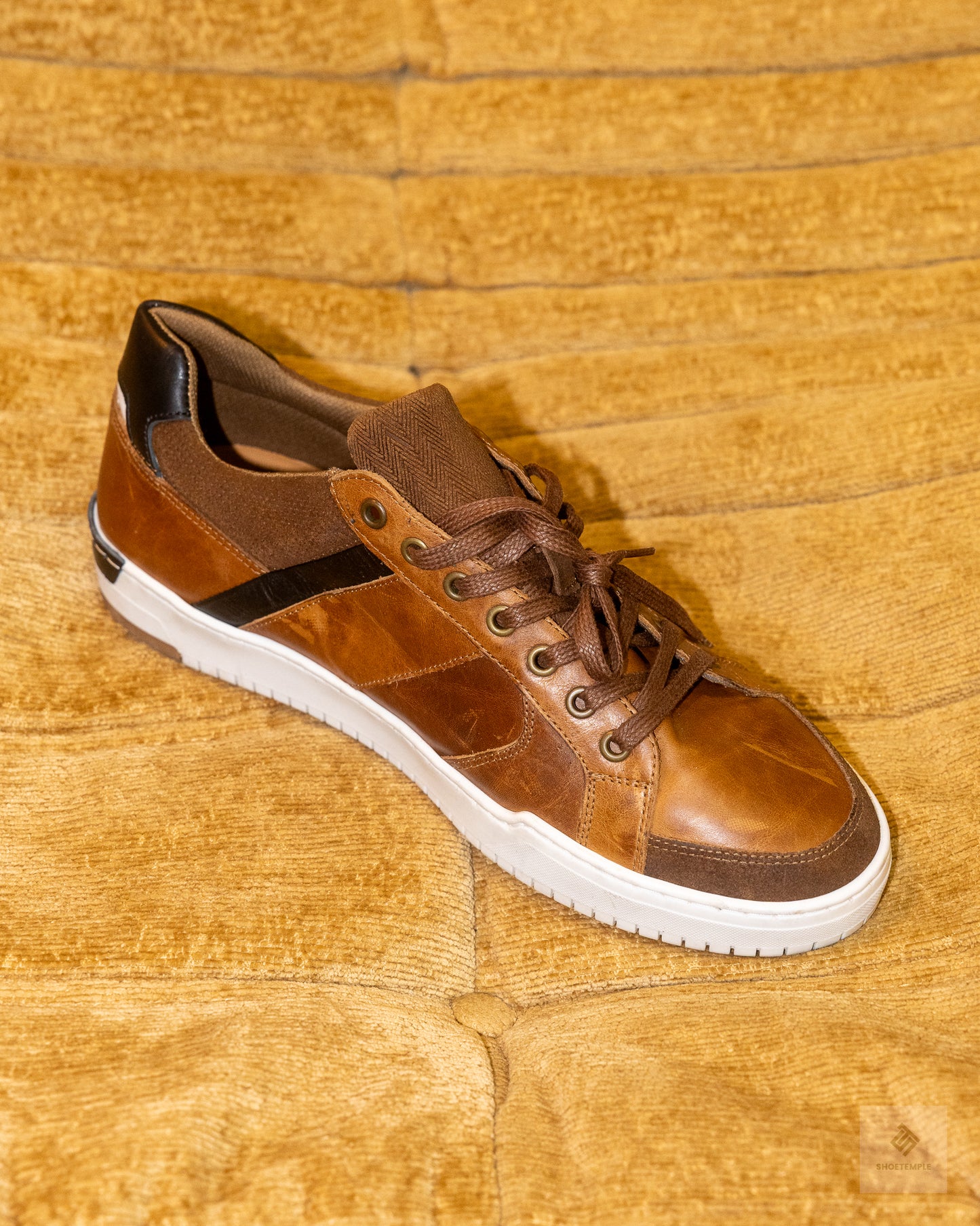 Apostle Java sneakers in tan/black