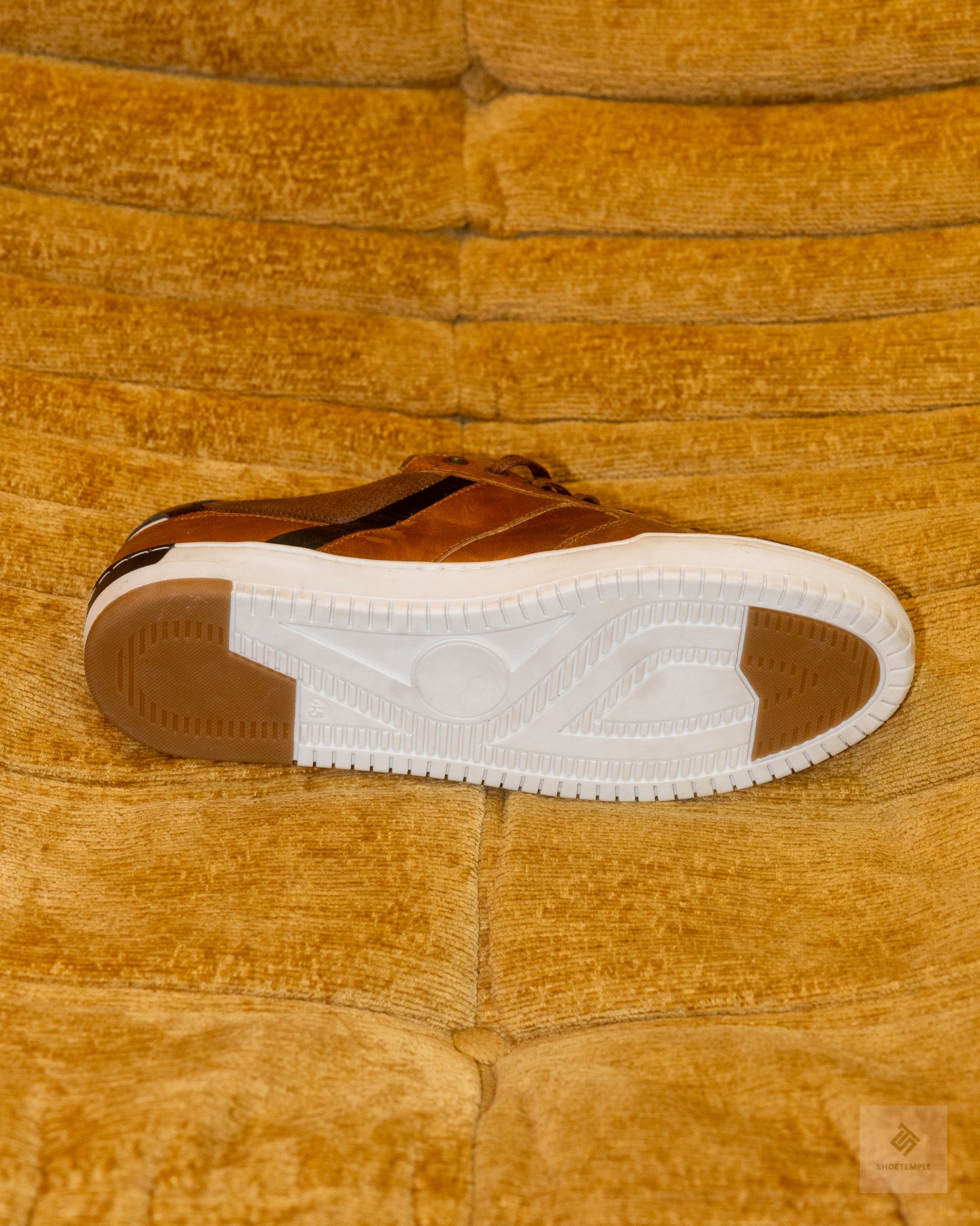 Apostle Java sneakers in tan/black