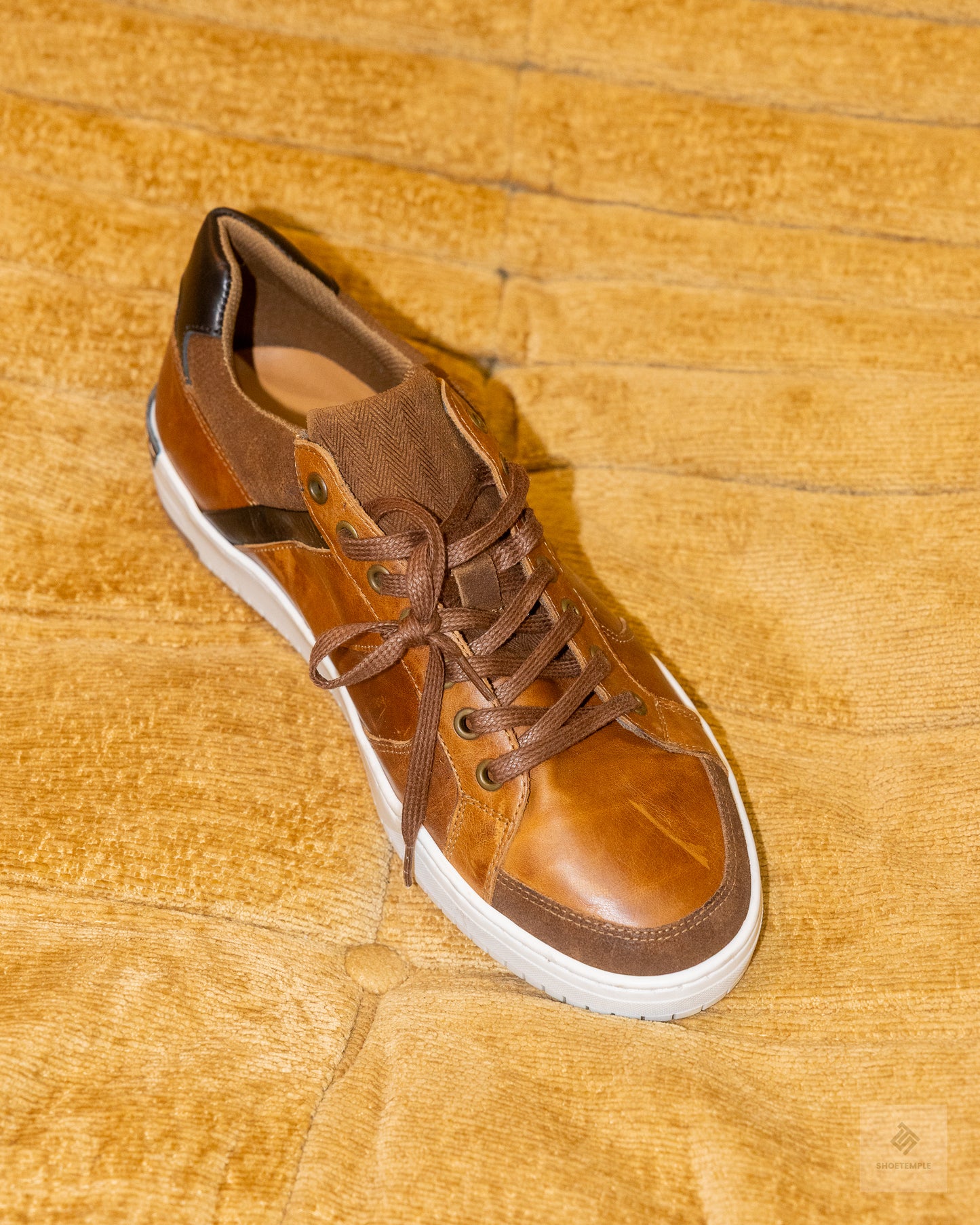 Apostle Java sneakers in tan/black
