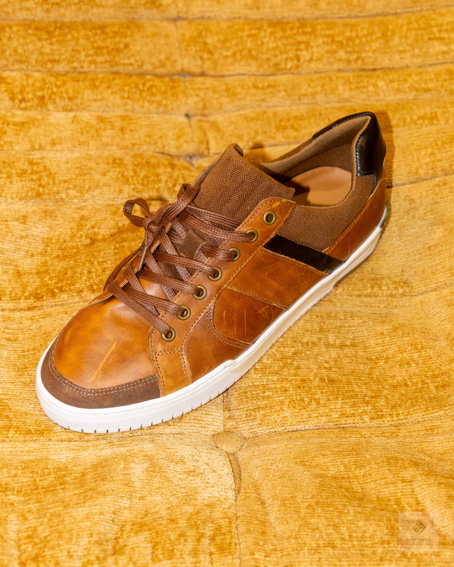 Apostle Java sneakers in tan/black