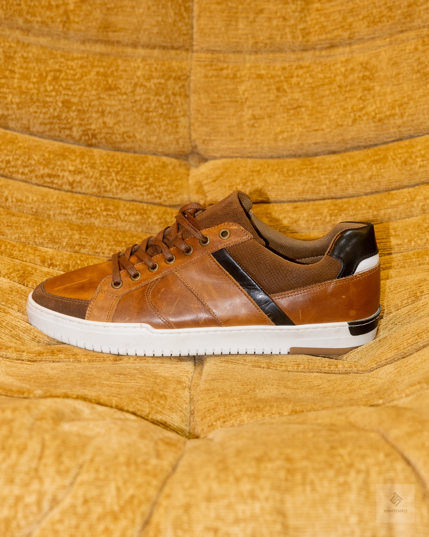 Apostle Java sneakers in tan/black
