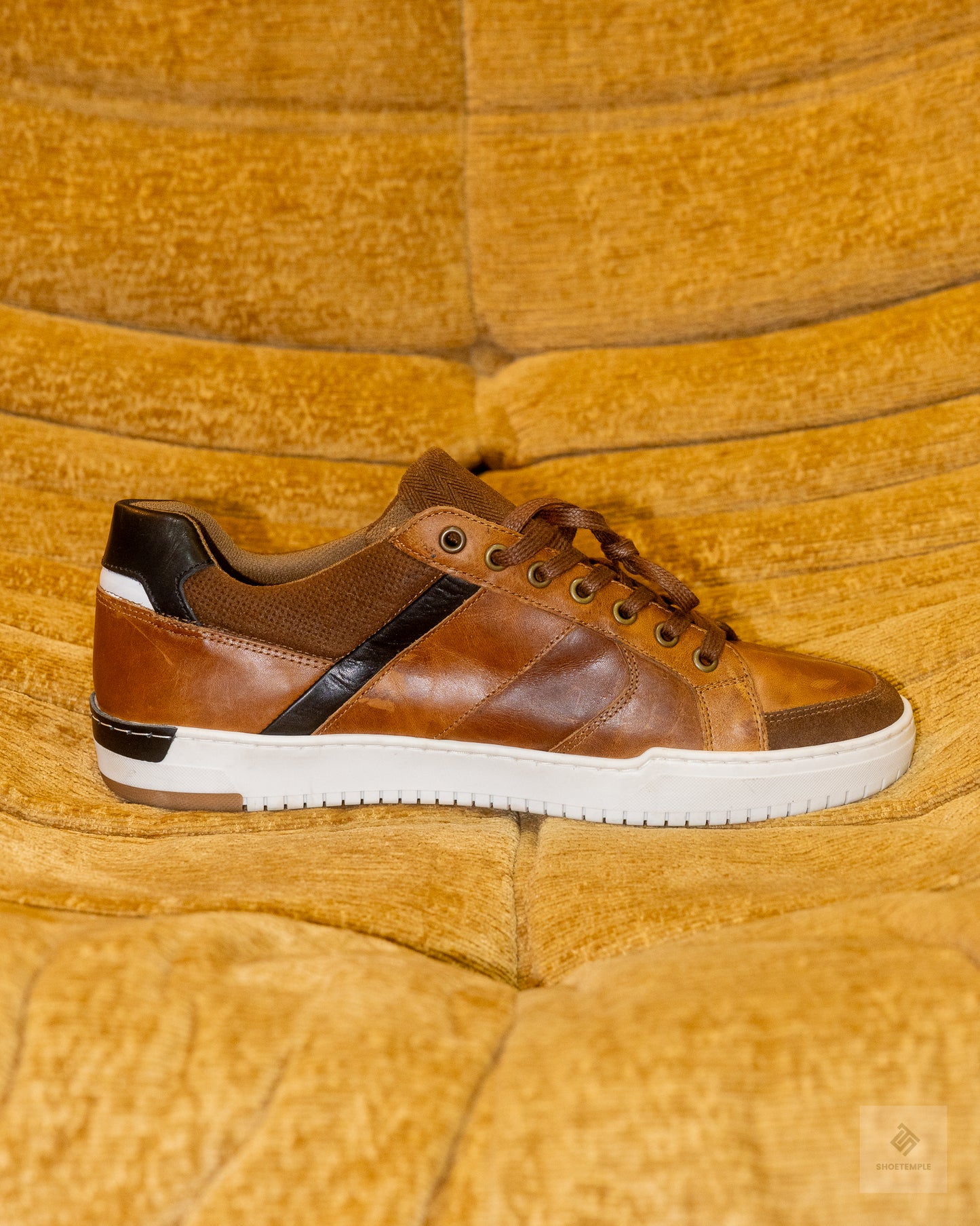 Apostle Java sneakers in tan/black