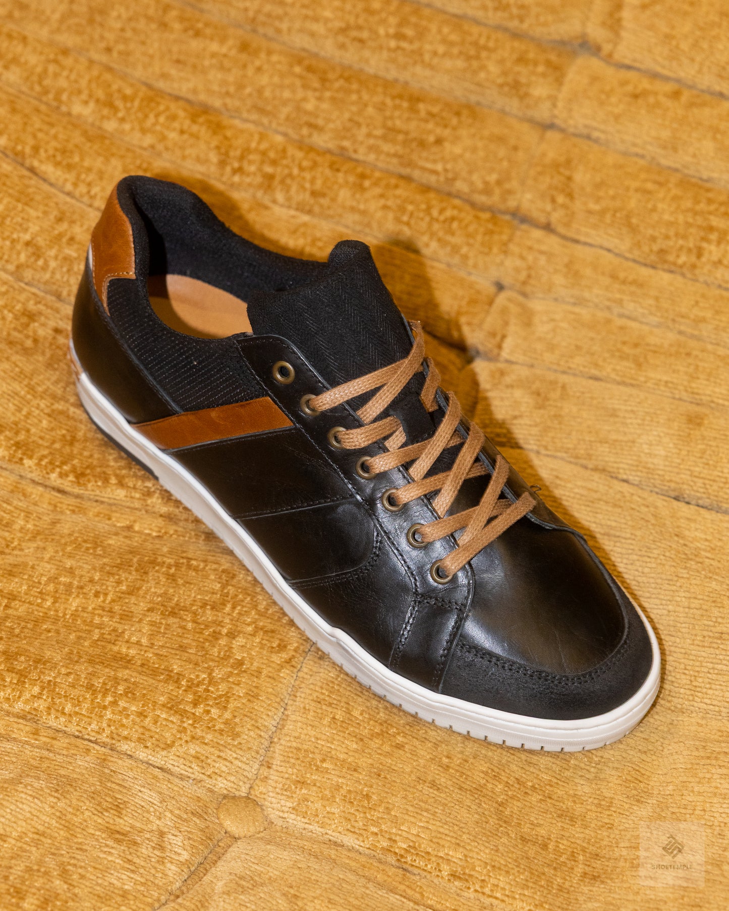 Apostle Java sneakers in black