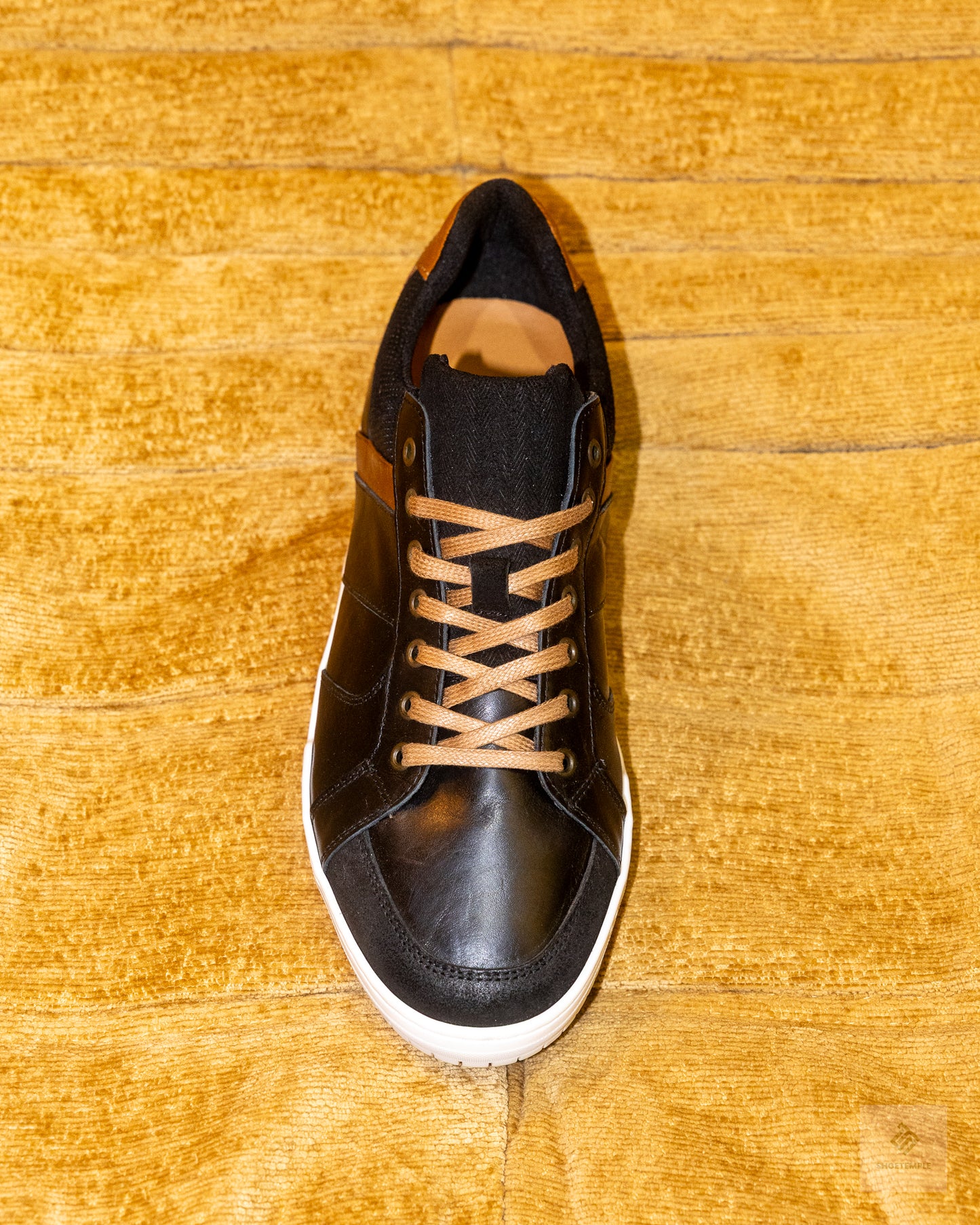 Apostle Java sneakers in black