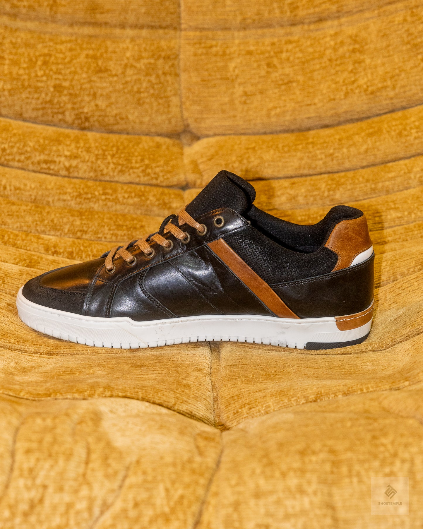 Apostle Java sneakers in black