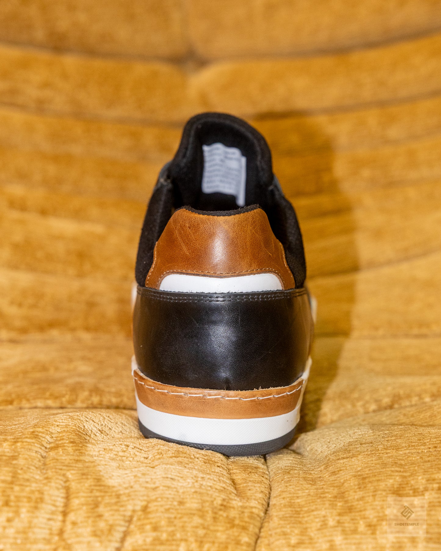 Apostle Java sneakers in black