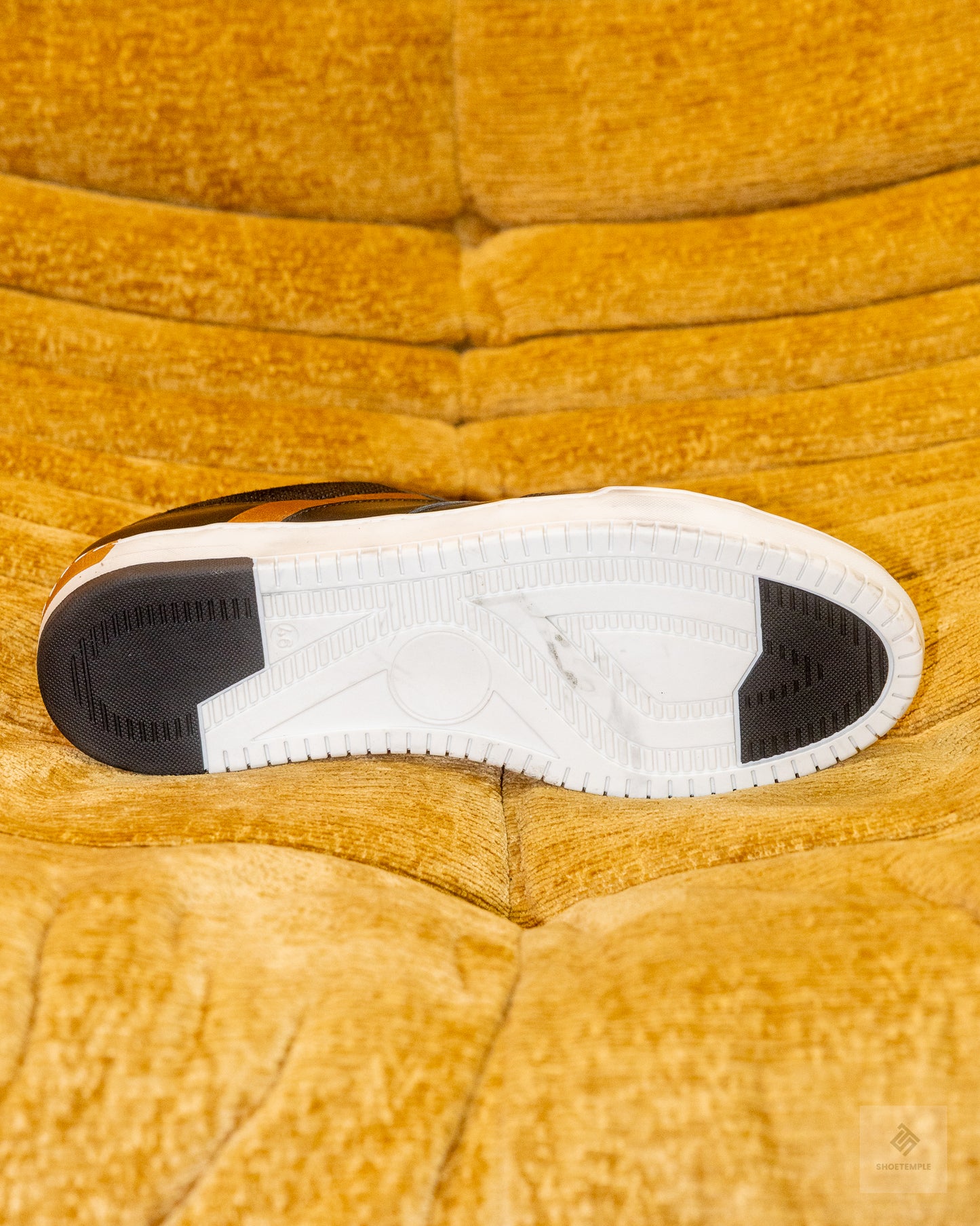 Apostle Java sneakers in black