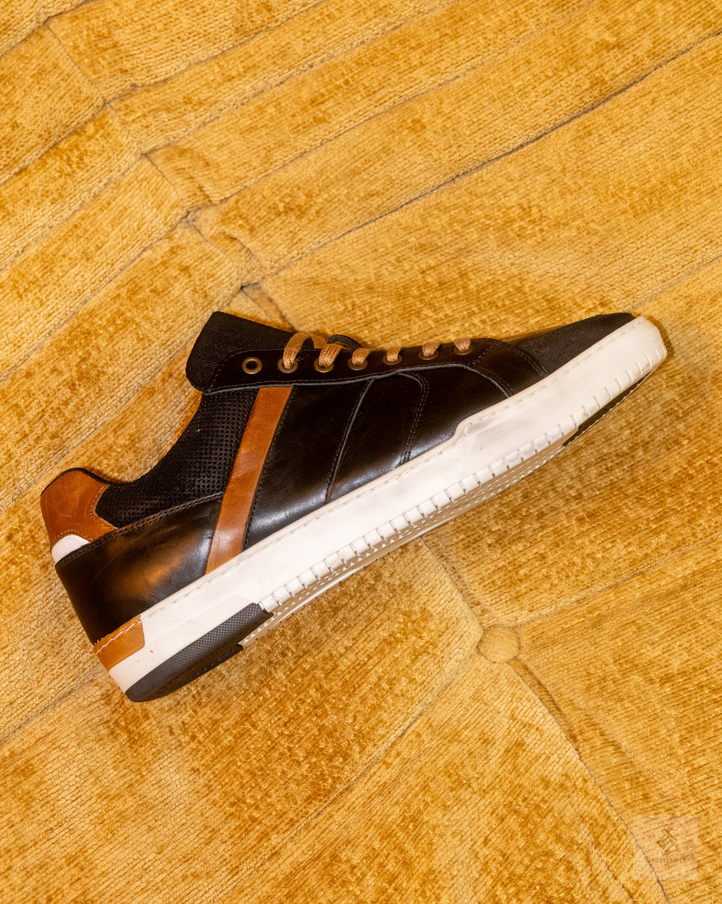 Apostle Java sneakers in black